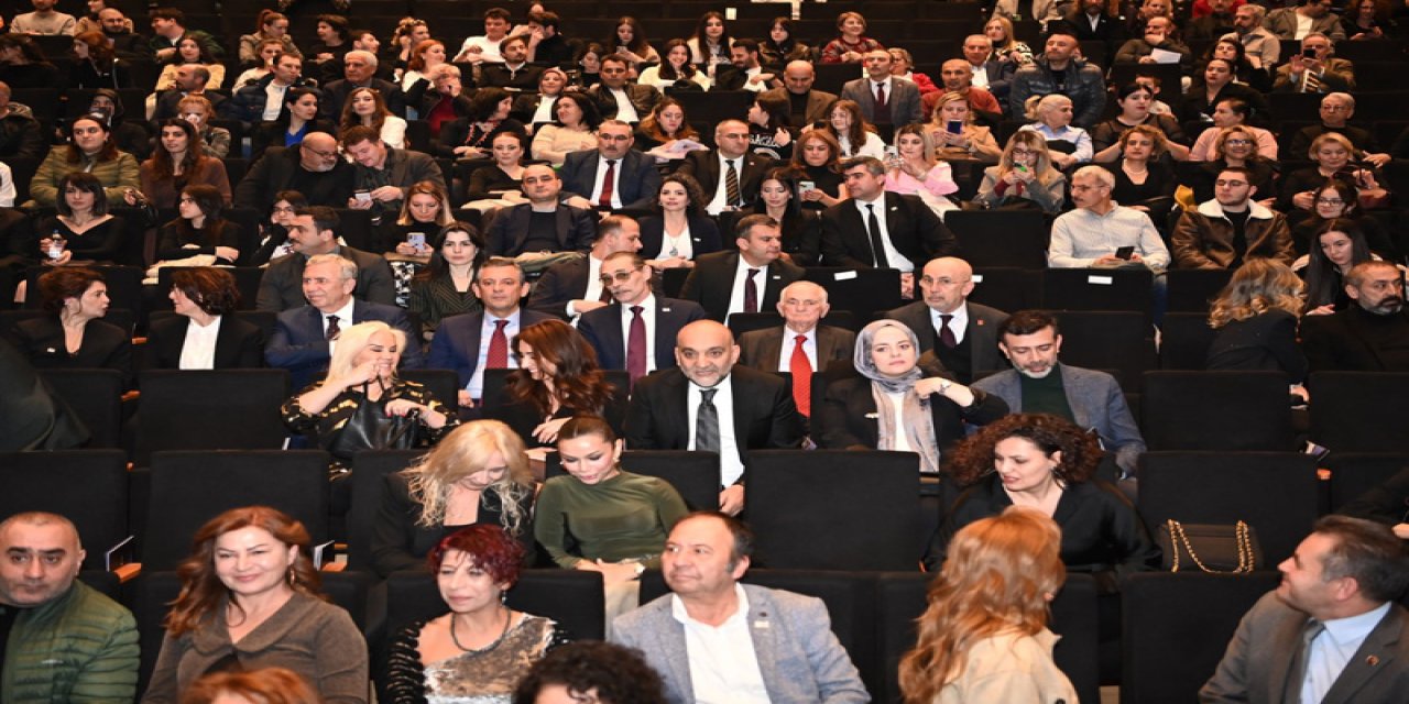 CHP Lideri Özel, Beşikçioğlu ile müzikalin prömiyerine katıldı