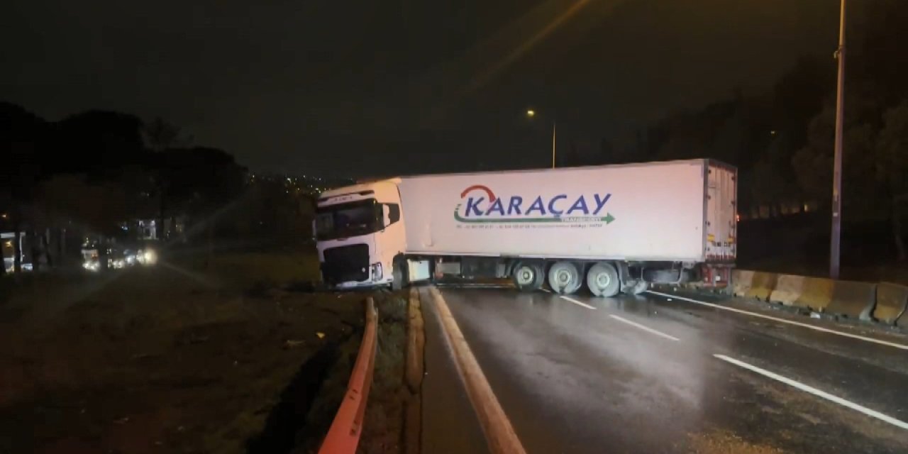 Makaslayan TIR D-100 kara yolunu kapattı Makaslayan TIR D-100 kara yolunu kapattı