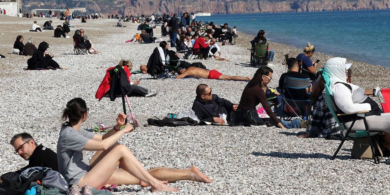 Antalya’da güneşli havada sahil keyfi