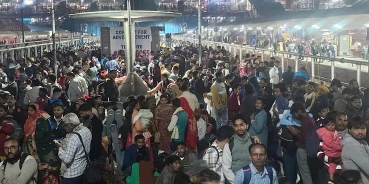 Hindistan’da tren istasyonunda izdihamda: 16 ölü