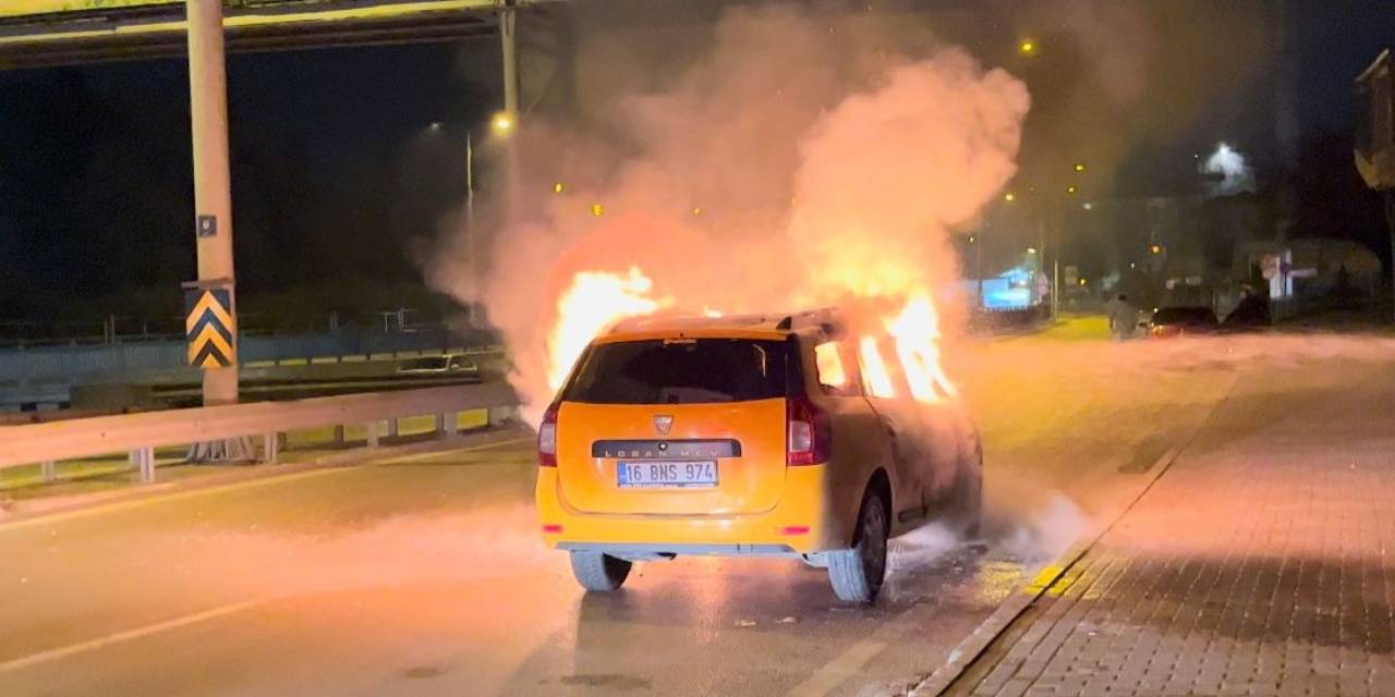Seyir halindeki otomobil alev alev yandı Seyir halindeki otomobil alev alev yandı